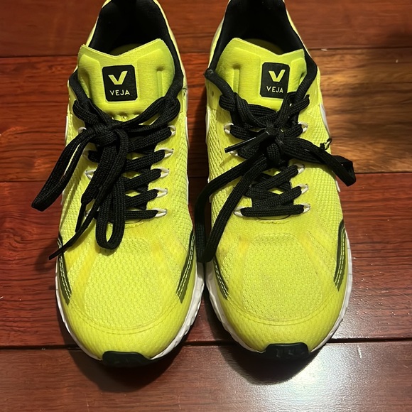 Veja Running Sneaker Size 6 - Picture 3 of 5
